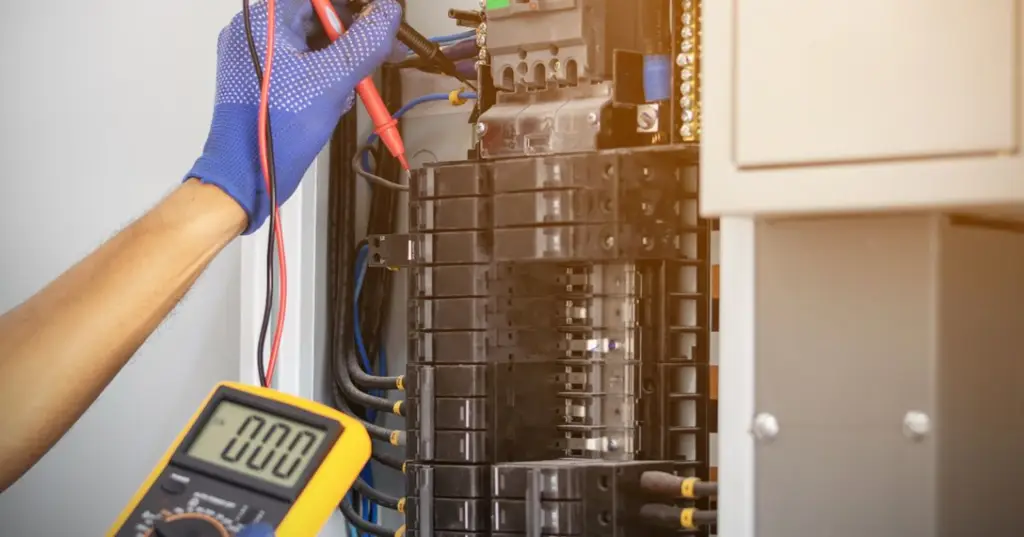electrical contractor vs electrician